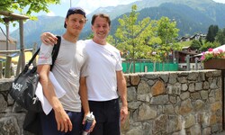 Joel Schwärzler wird in Klosters von seinem Papa Matthias vor Ort unterstützt.