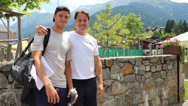 Joel Schwärzler wird in Klosters von seinem Papa Matthias vor Ort unterstützt.