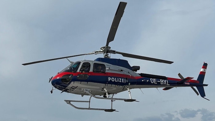 Auch der Polizeihubschrauber flog über den Peršmanhof – doch er hatte nichts mit dem Einsatz zu ...