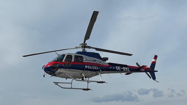 Der Polizeihubschrauber brachte Florianis der FF Kartitsch zu der abgebrannten Zollhütte. 