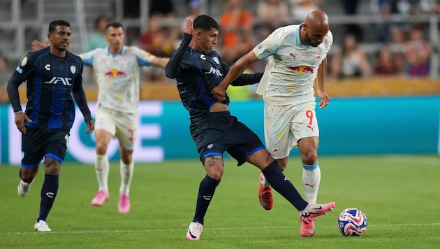 Slazburgs Karim Onisiwo (re.) traf gegen Pachuca.
