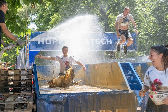 Diese Teilnehmer nahmen das Motto „Hupf in Gatsch“ wörtlich – rechts „fliegt“ Sturm-Legende ...
