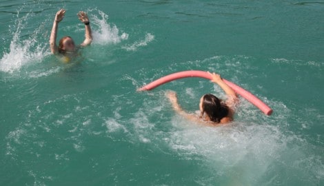 Für Erste Hilfe im Wasser gilt die ABCDE-Regel.