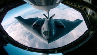 Die Kampfjets werden auf eine Insel im Pazifik gebracht.