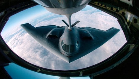 Die Kampfjets werden auf eine Insel im Pazifik gebracht.