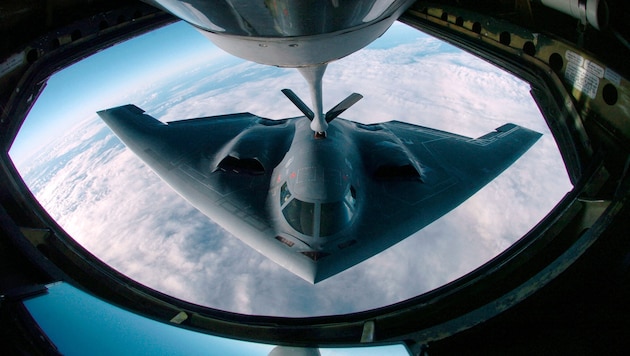 Die Kampfjets werden auf eine Insel im Pazifik gebracht.