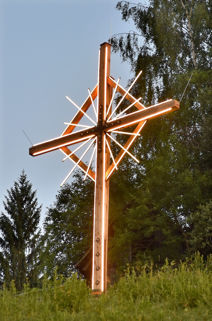 Der helle Schein ist weitherum zu sehen.