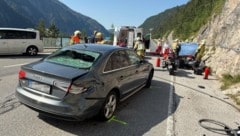 Der Motorradlenker prallte gegen das Heck des Pkw.