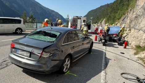 Der Motorradlenker prallte gegen das Heck des Pkw.