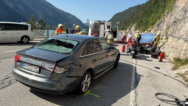 Der Motorradlenker prallte gegen das Heck des Pkw.