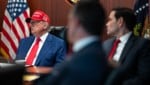 Ein vom Weißen Haus zur Verfügung gestelltes Foto zeigt US-Präsident Donald Trump (links) und ...