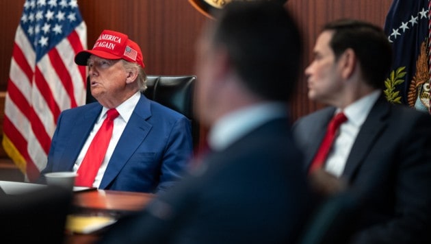 Ein vom Weißen Haus zur Verfügung gestelltes Foto zeigt US-Präsident Donald Trump (links) und ...