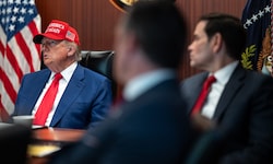 Ein vom Weißen Haus zur Verfügung gestelltes Foto zeigt US-Präsident Donald Trump (links) und ...