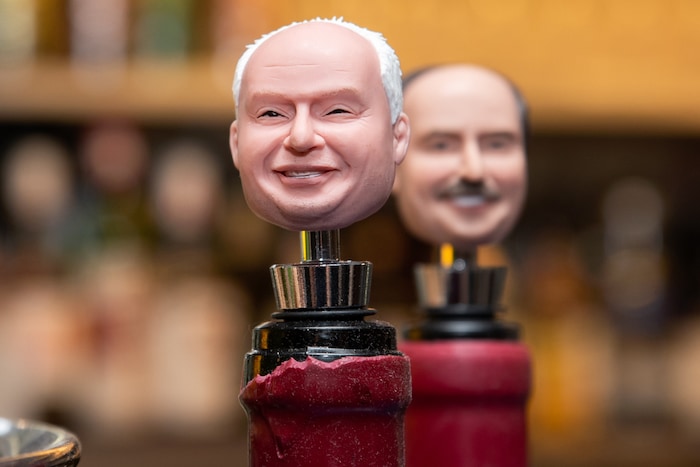 Jürgen Steinbrecher mit „Best Friend“ Johann Lafer als Flaschenverschluss 