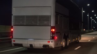 Am Samstagabend kam es auf der Westautobahn (A1) zu einem folgenschweren Unfall: Ein voll ...