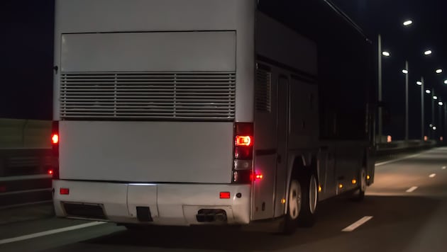 Am Samstagabend kam es auf der Westautobahn (A1) zu einem folgenschweren Unfall: Ein voll ...