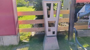 Der Automat musste von den Einsatzkräften fast ganz abmontiert werden.