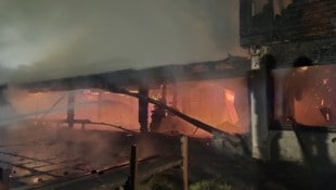 Auch in den Morgenstunden waren noch Flammen aus dem Gebäude zu sehen.