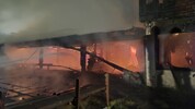Auch in den Morgenstunden waren noch Flammen aus dem Gebäude zu sehen.