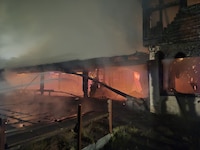 Auch in den Morgenstunden waren noch Flammen aus dem Gebäude zu sehen.