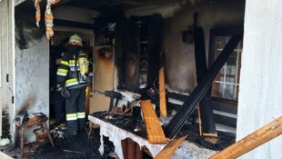 Das Feuer zerstörte Teile der Terrasse und des Wohnzimmers.