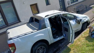 Das Fahrzeug überschlug sich und kam vor dem Hauseingang zum Stillstand.