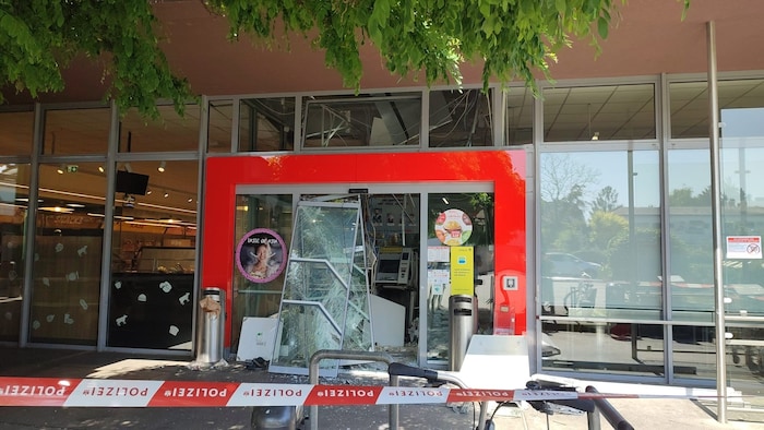 Die Glasschiebetür im Foyer des Supermarkts wurde völlig zerstört.