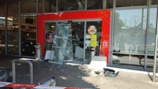 Die Polizei stellte massive Beschädigungen am Einsatzort fest. Die Tatverdächtigen sollen mit ...