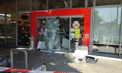 Die Polizei stellte massive Beschädigungen am Einsatzort fest. Die Tatverdächtigen sollen mit ...