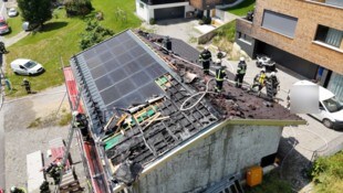 Das Feuer hatte sich offenbar unter der PV-Anlage entflammt. 