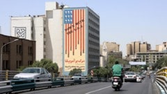 Ein Gebäude in Teheran ziert ein antiamerikanisches Wandgemälde. „Nieder mit den USA“ ist darauf ...