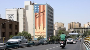 Ein Gebäude in Teheran ziert ein antiamerikanisches Wandgemälde. „Nieder mit den USA“ ist darauf ...