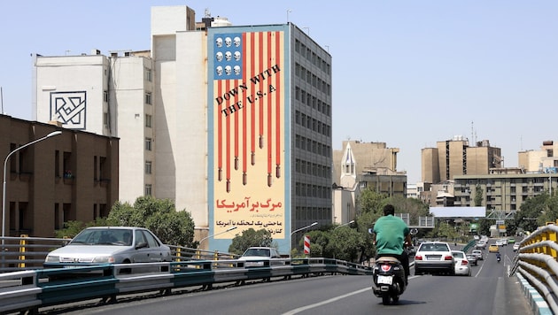 Ein Gebäude in Teheran ziert ein antiamerikanisches Wandgemälde. „Nieder mit den USA“ ist darauf ...
