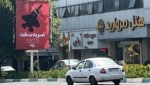 Eine „harte Antwort“ fordern aus zahlreiche in Teheran aufgestellte Plakate.