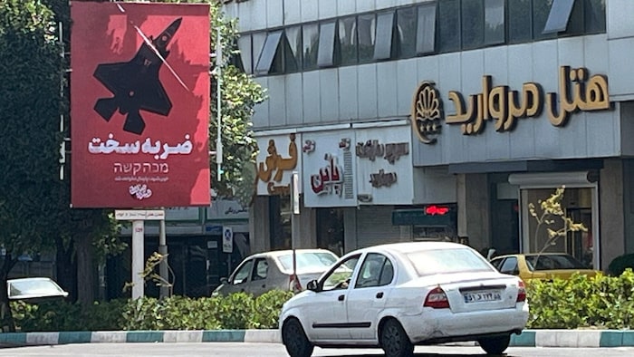 Eine „harte Antwort“ fordern zahlreiche in Teheran aufgestellte Plakate.