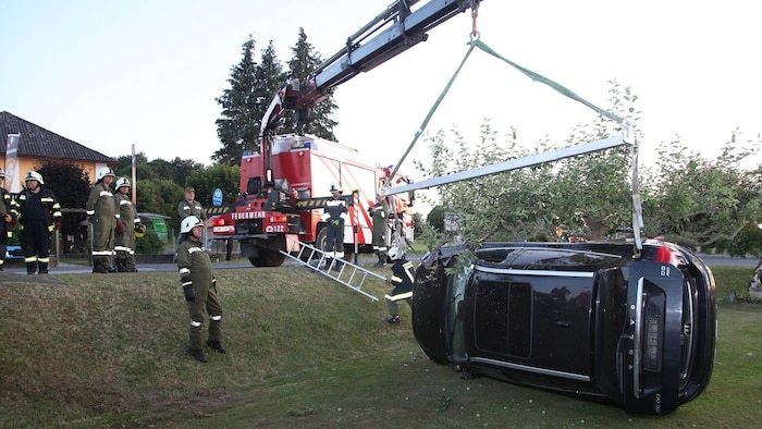 Das Auto musste mit einem Kran geborgen werden.