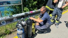 Ein Polizist kontrolliert am Unglücksort Tauchflaschen