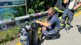 Ein Polizist kontrolliert am Unglücksort Tauchflaschen