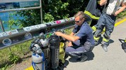 Ein Polizist kontrolliert am Unglücksort Tauchflaschen