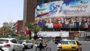 „Wir sind alle Soldaten des Iran“, steht auf einem Propaganda-Banner in Teheran.
