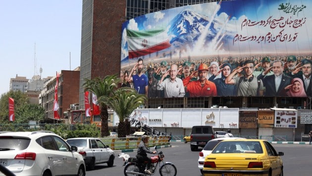 „Wir sind alle Soldaten des Iran“, steht auf einem Propaganda-Banner in Teheran.