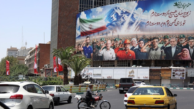 „Wir sind alle Soldaten des Iran“, steht auf einem Propaganda-Banner in Teheran.
