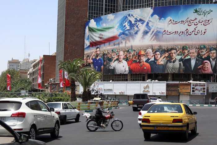Eine Plakatwand in Teheran – darauf zu sehen sind unter anderem diverse Militärangehörige und ...