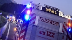Wegen des Unfalls musste die A10 eineinhalb Stunden gesperrt werden.