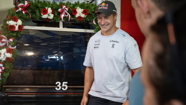 Ski-Superstar Marco Odermatt bei der Gondel-Verleihung in Kitzbühel.