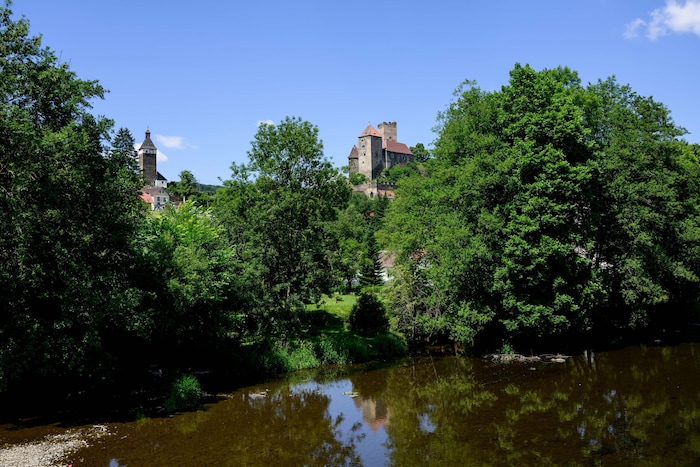 Alte Burg am uralten Fluss – beides hat seit einer Ewigkeit Bestand.