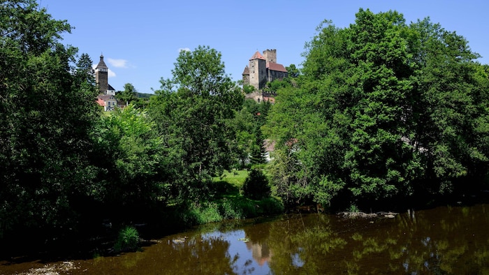 Alte Burg am uralten Fluss – beides hat seit einer Ewigkeit Bestand.