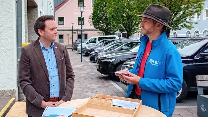 Initiator Fabian Schmid mit Bürgermeister Michael Schwarzmayr (li).