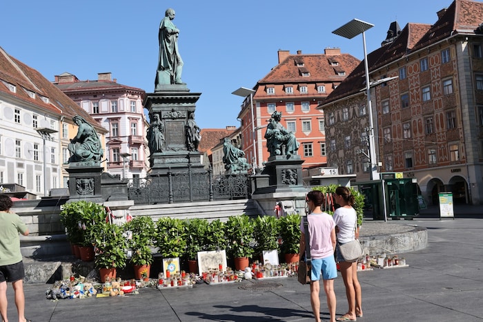 Kerzen vor dem Erzherzog-Johann-Brunnen am Grazer Hauptplatz