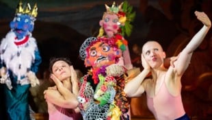 Mit Puppenspiel und Tanzeinlagen wird „Das verwunschene Glück“ auf die Bühne gebracht